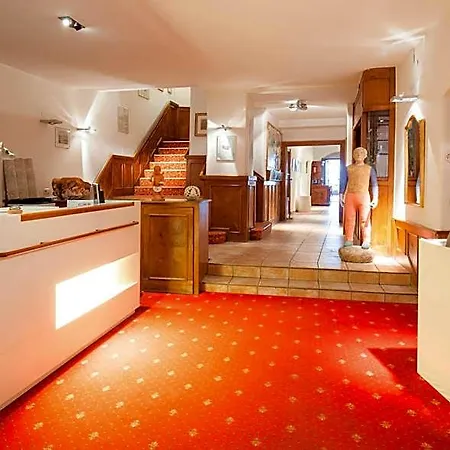Keramikhotel Goldener Brunnen 3*