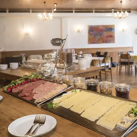 Otel Keramikhotel Goldener Brunnen