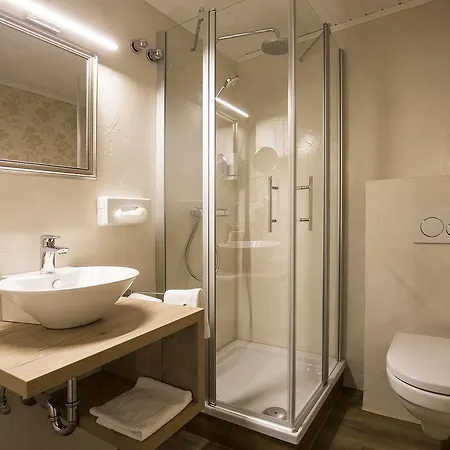 Keramikhotel Goldener Brunnen 3* גמונדן