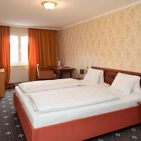 Keramikhotel Goldener Brunnen Otel 3*