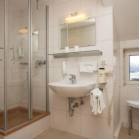 Keramikhotel Goldener Brunnen 3*