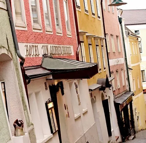 Keramikhotel Goldener Brunnen 3*