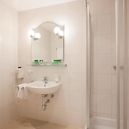 Keramikhotel Goldener Brunnen מלון גמונדן