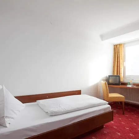 Keramikhotel Goldener Brunnen גמונדן