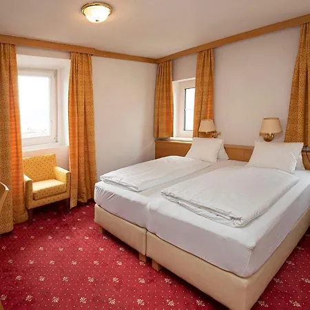 מלון Keramikhotel Goldener Brunnen