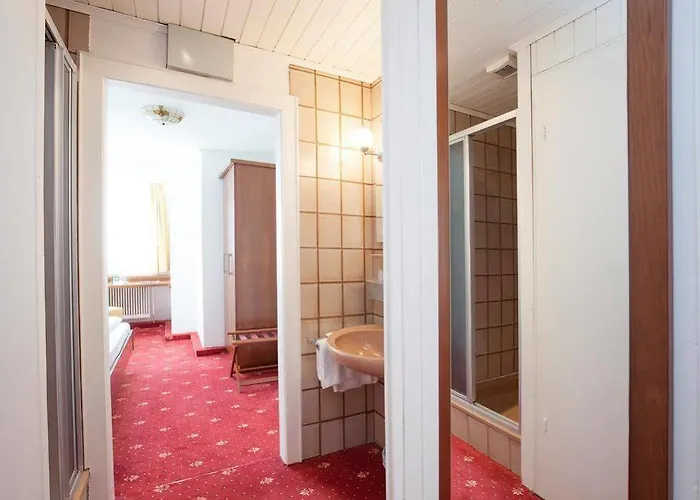 Keramikhotel Goldener Brunnen מלון גמונדן