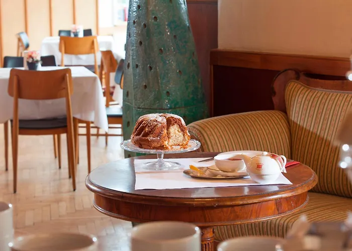 Keramikhotel Goldener Brunnen מלון