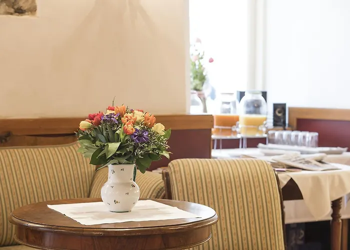 מלון Keramikhotel Goldener Brunnen 3*