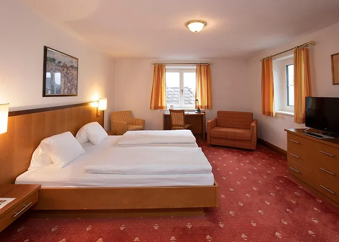 מלון Keramikhotel Goldener Brunnen