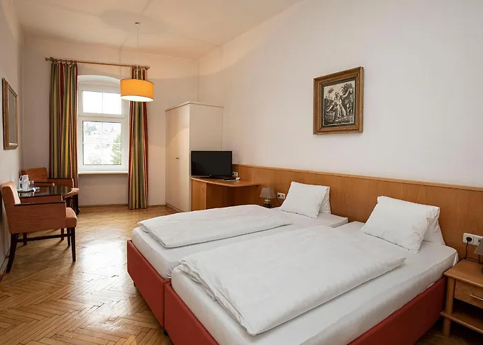 Keramikhotel Goldener Brunnen 3* גמונדן