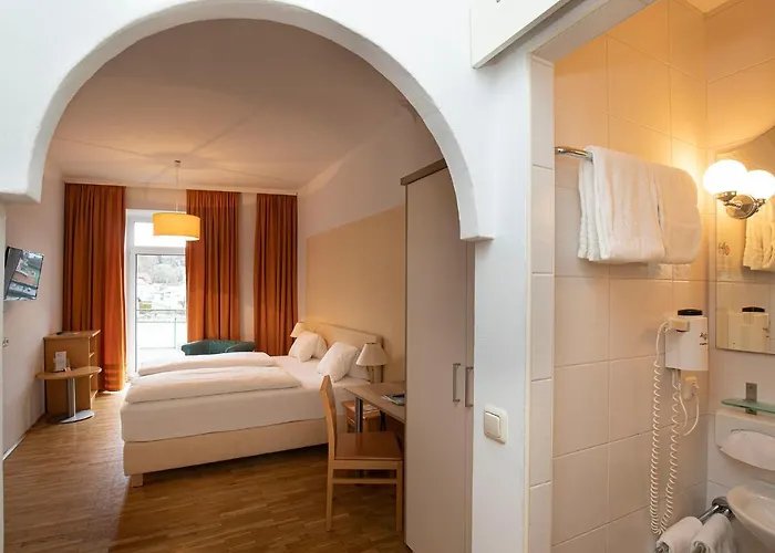 Keramikhotel Goldener Brunnen מלון גמונדן