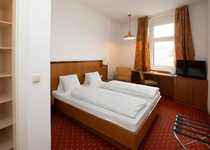 מלון Keramikhotel Goldener Brunnen 3*