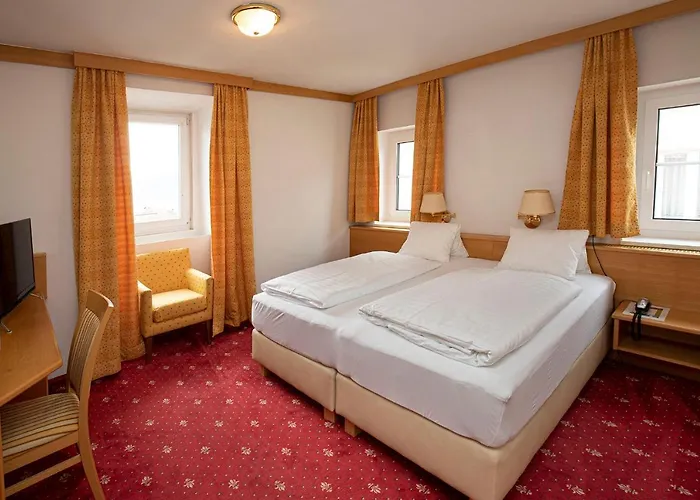 מלון Keramikhotel Goldener Brunnen